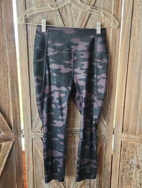 Gap Fit Ladies Sculpt Revolution Camo Leggings